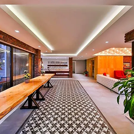 Lale Hotel *