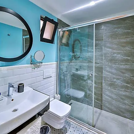 Lale Hotel *